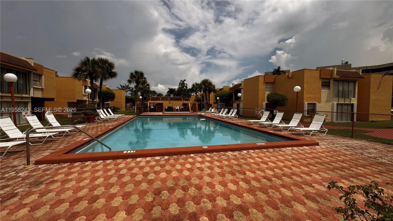 9301 SW 4th St, Unit 114E, Miami, FL 33174 Photo