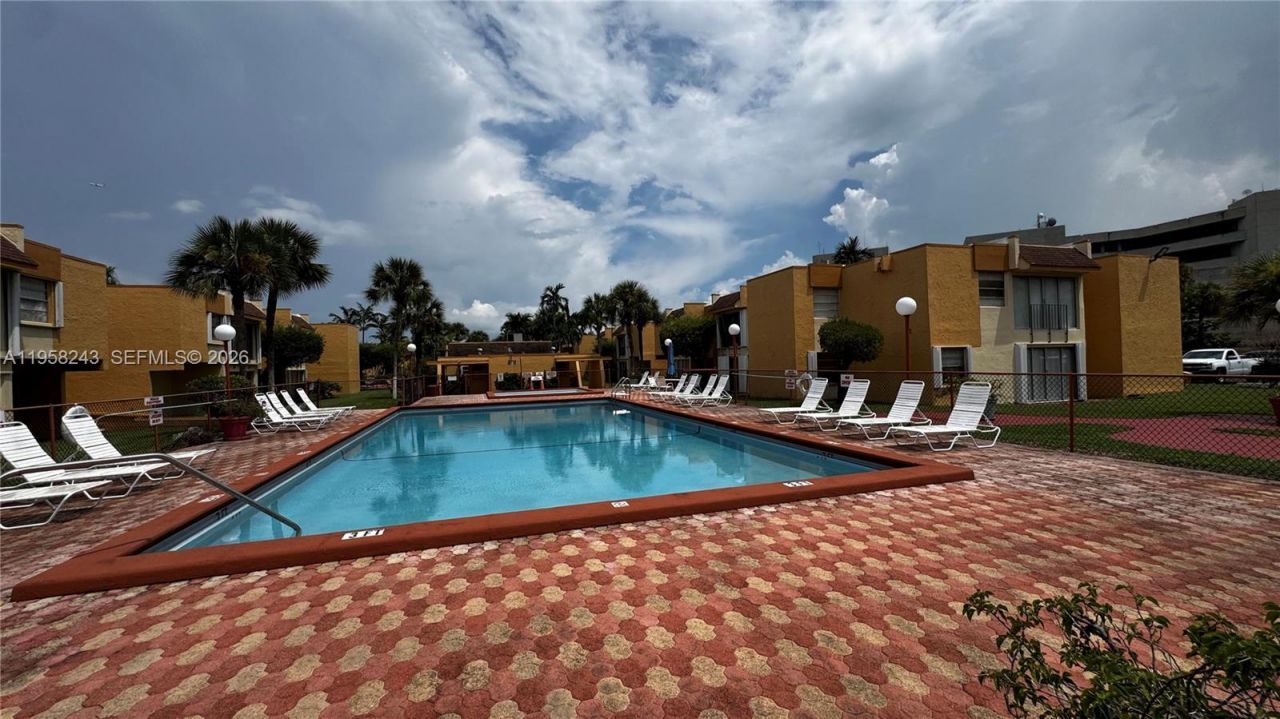 9301 SW 4th St, Unit 114E, Miami, FL 33174 Photo