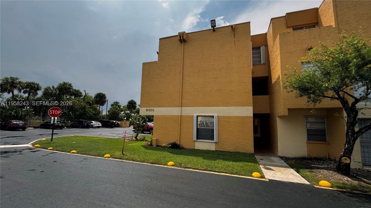 9301 SW 4th St, Unit 114E, Miami, FL 33174 Photo