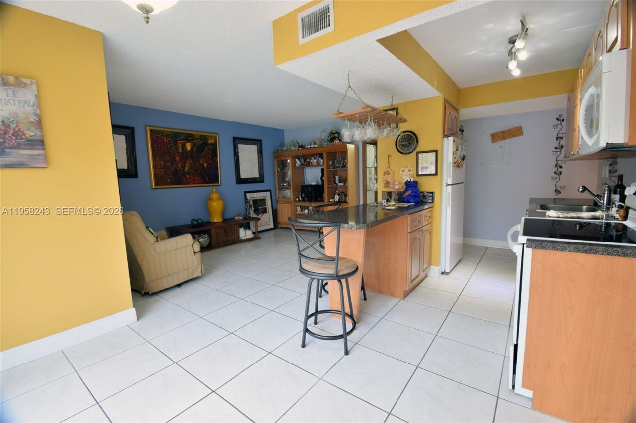 9301 SW 4th St, Unit 114E, Miami, FL 33174 Photo