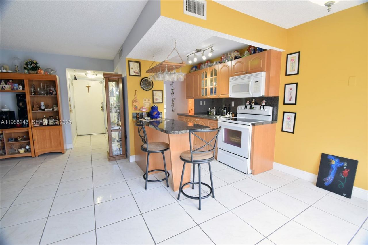 9301 SW 4th St, Unit 114E, Miami, FL 33174 Photo