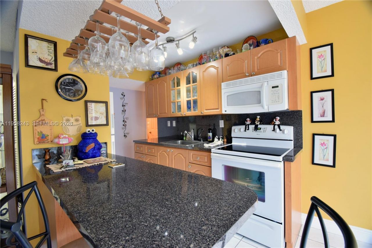 9301 SW 4th St, Unit 114E, Miami, FL 33174 Photo