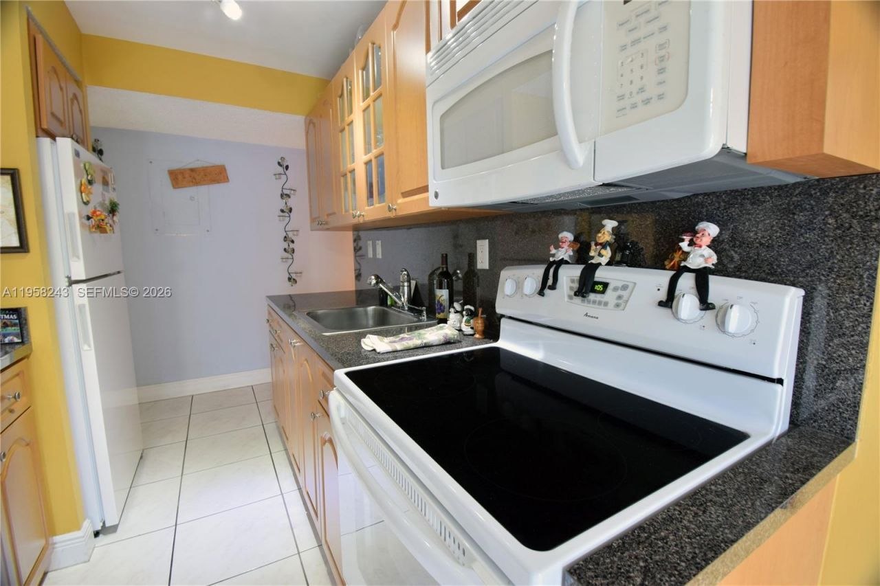 9301 SW 4th St, Unit 114E, Miami, FL 33174 Photo