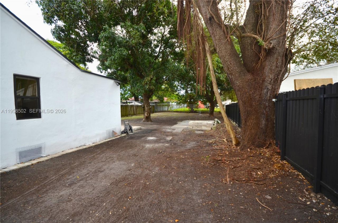 4417 NW 23rd Ct, Miami, FL 33142 Photo