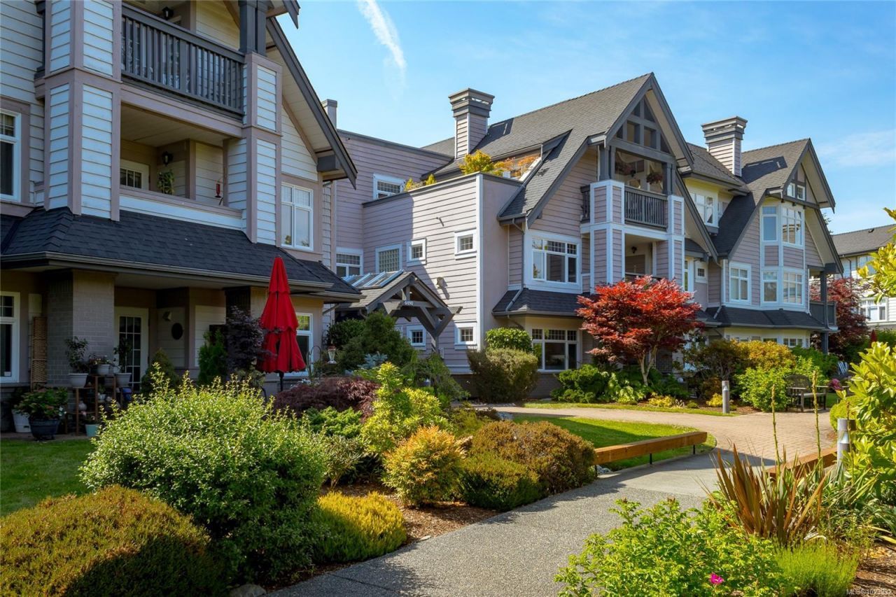 4490 Chatterton Way N Saanich, BC V8X 5H7