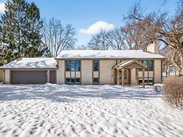 4134 Red Oak Ridge, Minnetonka, MN 55345