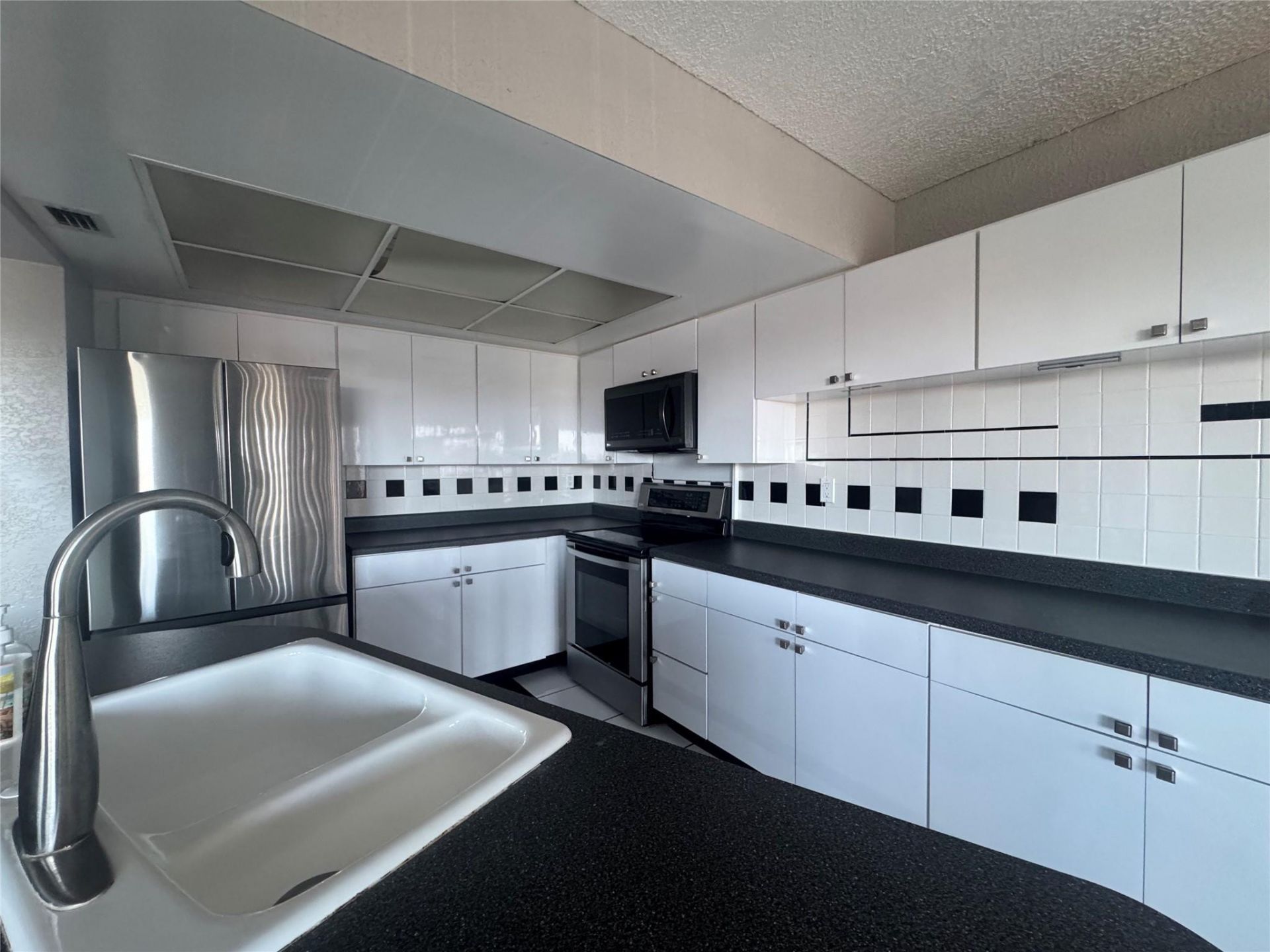 701 NW 19th St, Unit 503, Fort Lauderdale, FL 33311 Photo