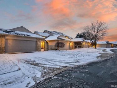 174 Addison Circle, Fowlerville Vlg, MI 48836