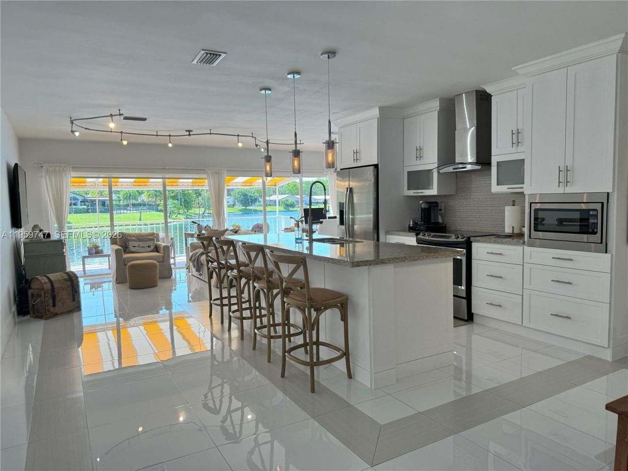 7002 Holly Rd, Miami Lakes, FL 33014 Photo