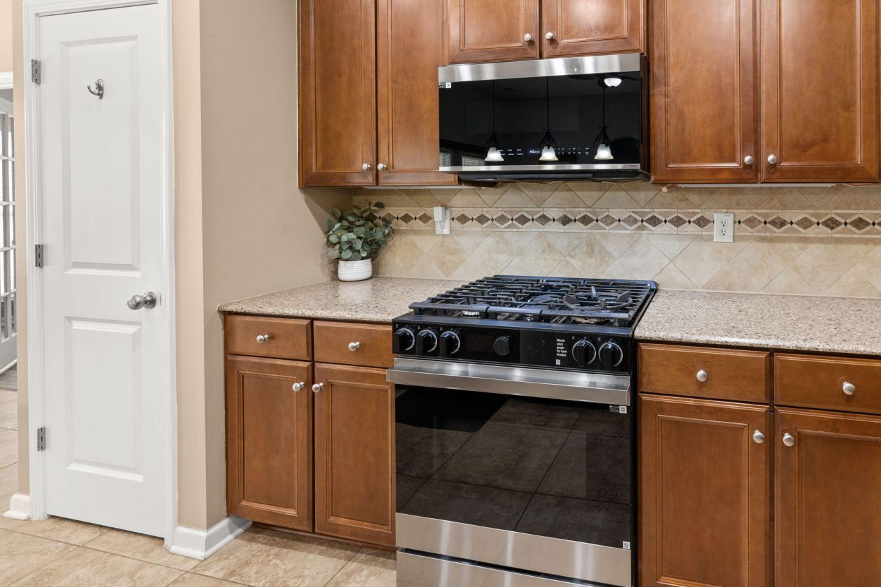 212 Mayfield Drive Photo 9