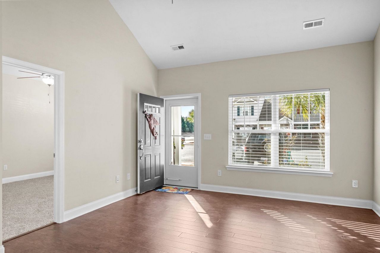 1086 Dinger Ct. Photo 6