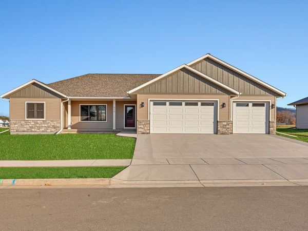 935 Crockett Dr, Holmen, WI 54636