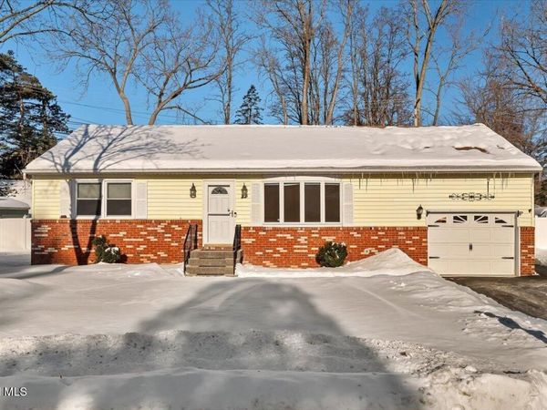 27 Lois Court, Colonie, NY 12205