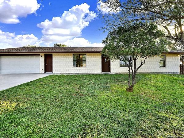 412 Pecan St, Falls City, TX 78113