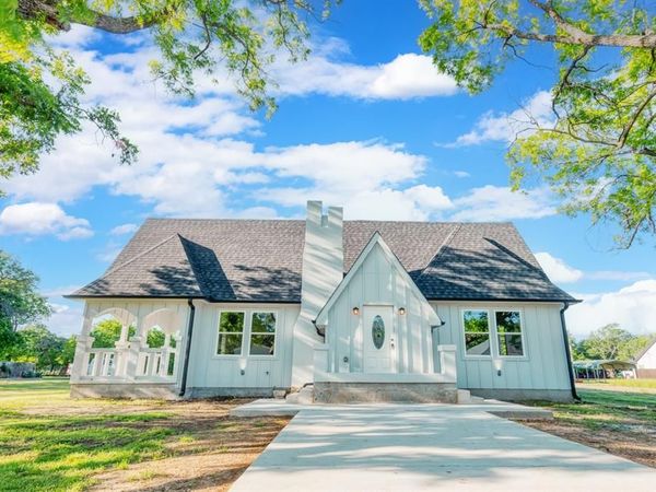 808 N Main Street, Tioga, TX 76233