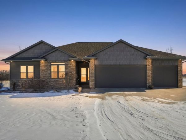 1828 160th Ave , Manchester, IA 52057