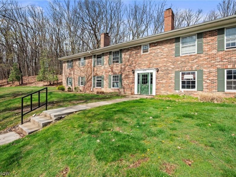 6930 Carriage Hill Drive, Unit 101, Brecksville, OH 44141 Photo 2