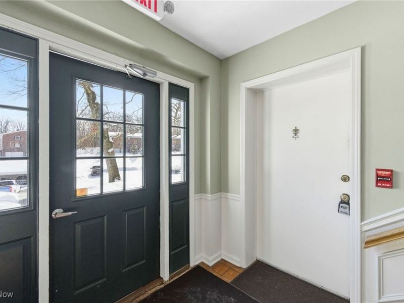6930 Carriage Hill Drive, Unit 101, Brecksville, OH 44141 Photo 3