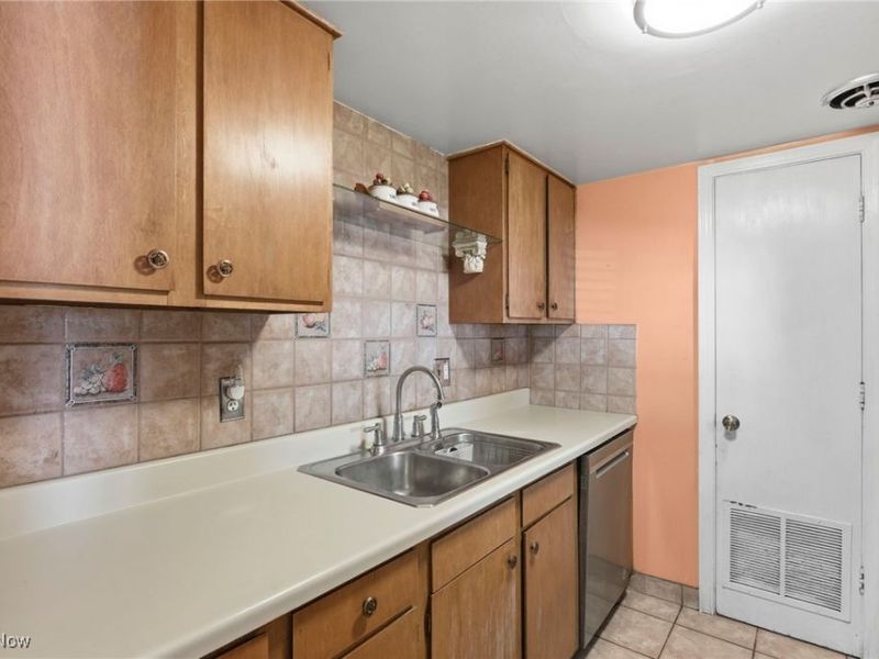 6930 Carriage Hill Drive, Unit 101, Brecksville, OH 44141 Photo 9