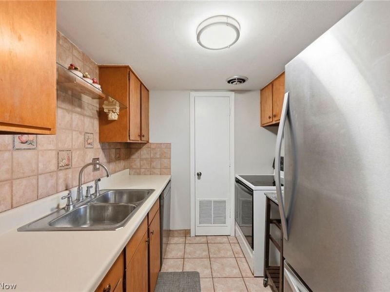 6930 Carriage Hill Drive, Unit 101, Brecksville, OH 44141 Photo 9