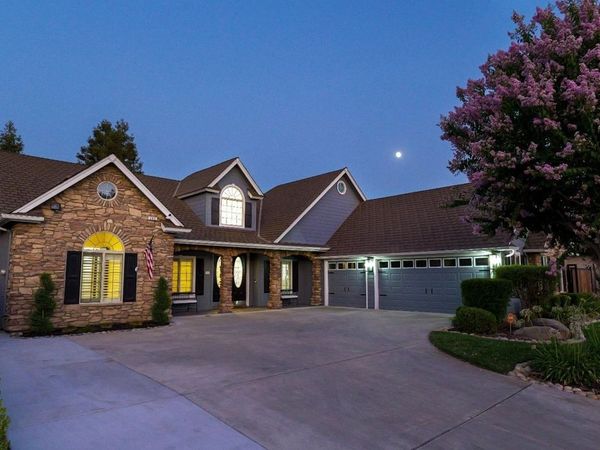 302 302 N DENTON COURT, Visalia, CA 93291