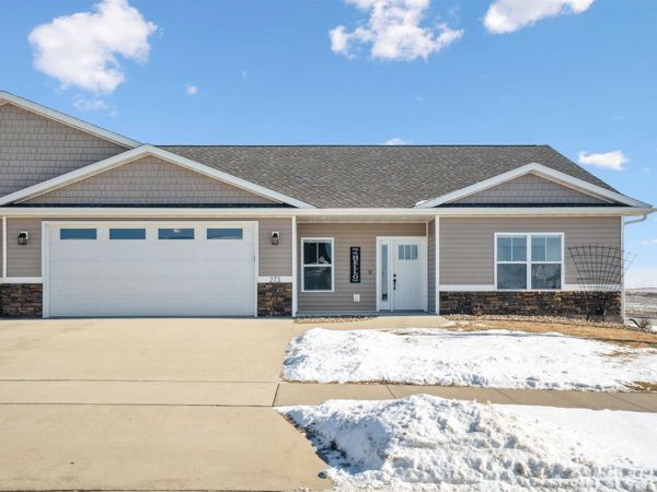 273 Meadow Brook Trl, Manchester, IA 52057