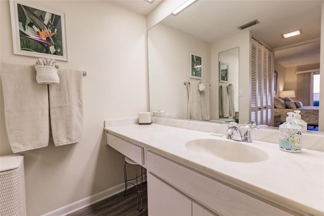1055 W Peppertree Drive, Unit 302AA, Sarasota, FL 34242 Photo