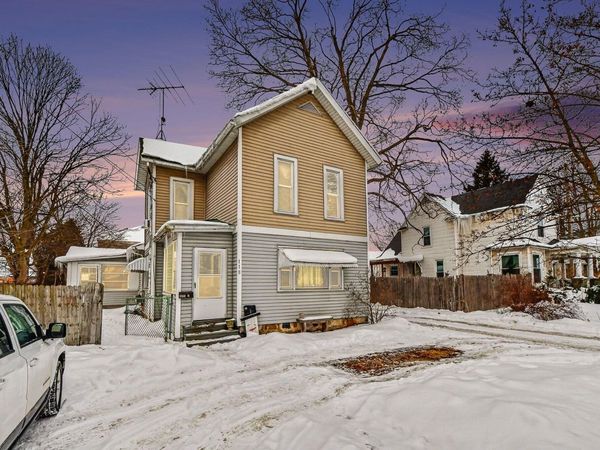 118 N Hudson Street SE, Lowell, MI 49331