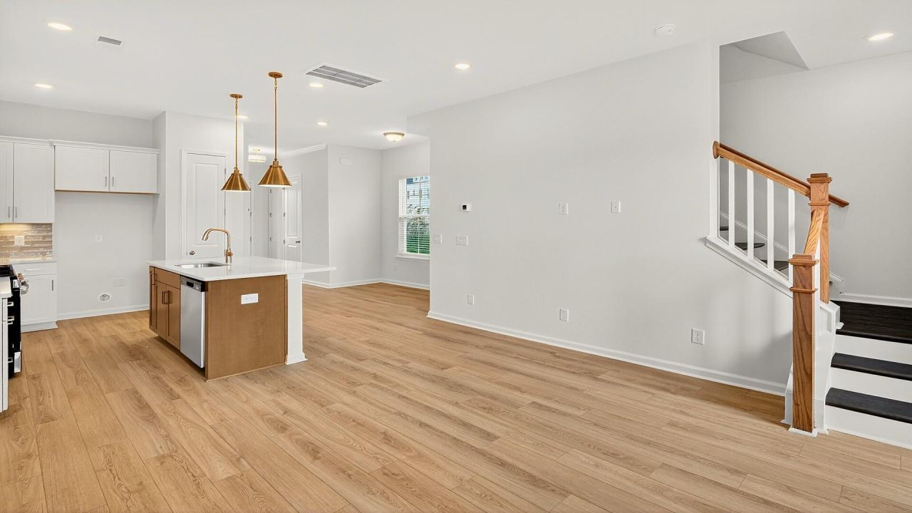 4436 Oakwood Avenue Photo 8