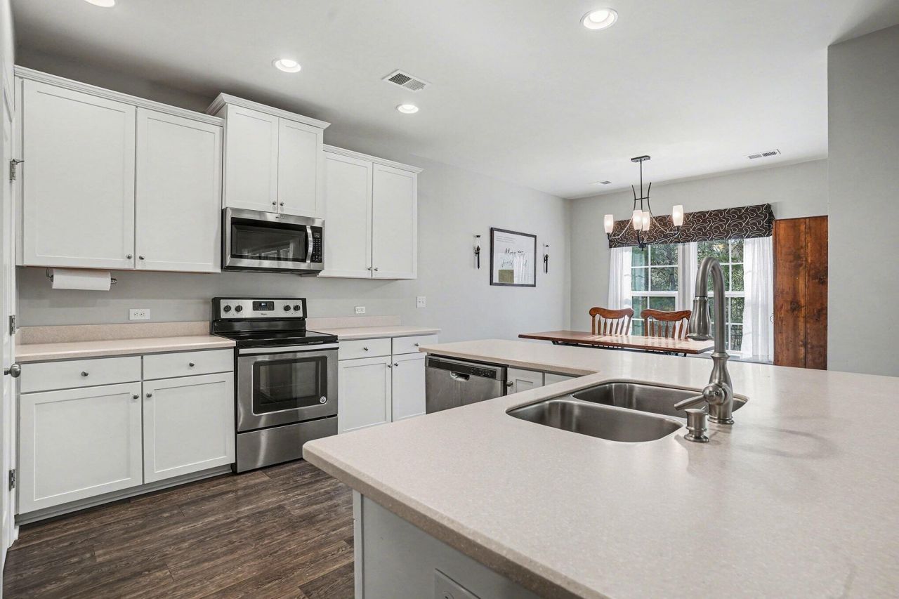 202 Pavilion Street Photo 6