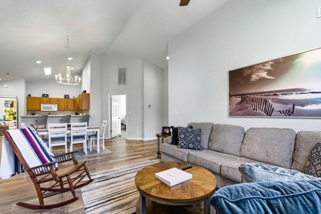 4225 Rivergate Ln. Photo 10