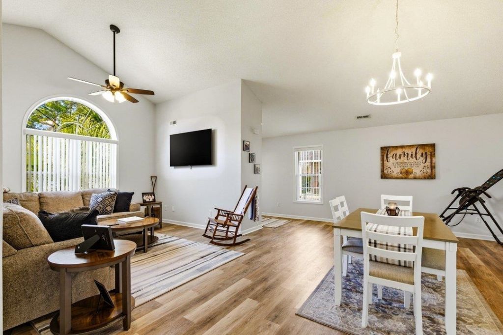 4225 Rivergate Ln. Photo 8