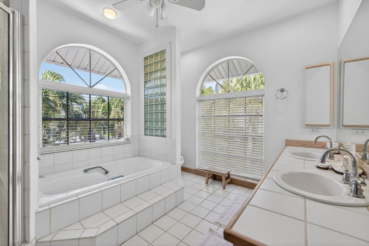 556 Sea Oats Dr, Sanibel, FL 33957 Photo