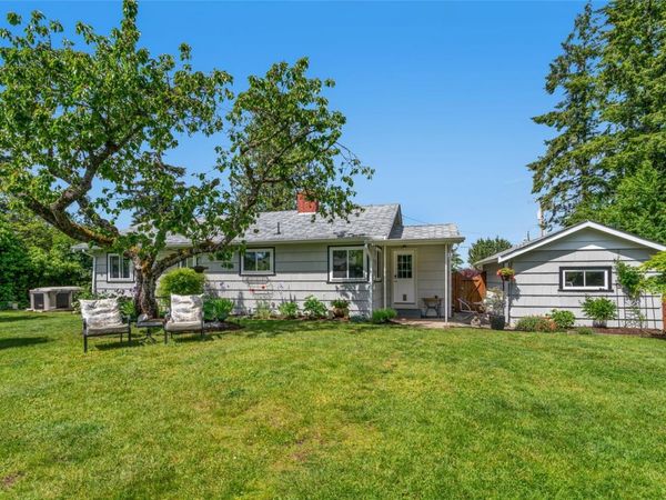 380 Hirst Ave W, Parksville, BC V9P 1K4
