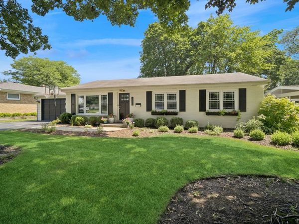 505 Pine Court, Lake Bluff, IL 60044