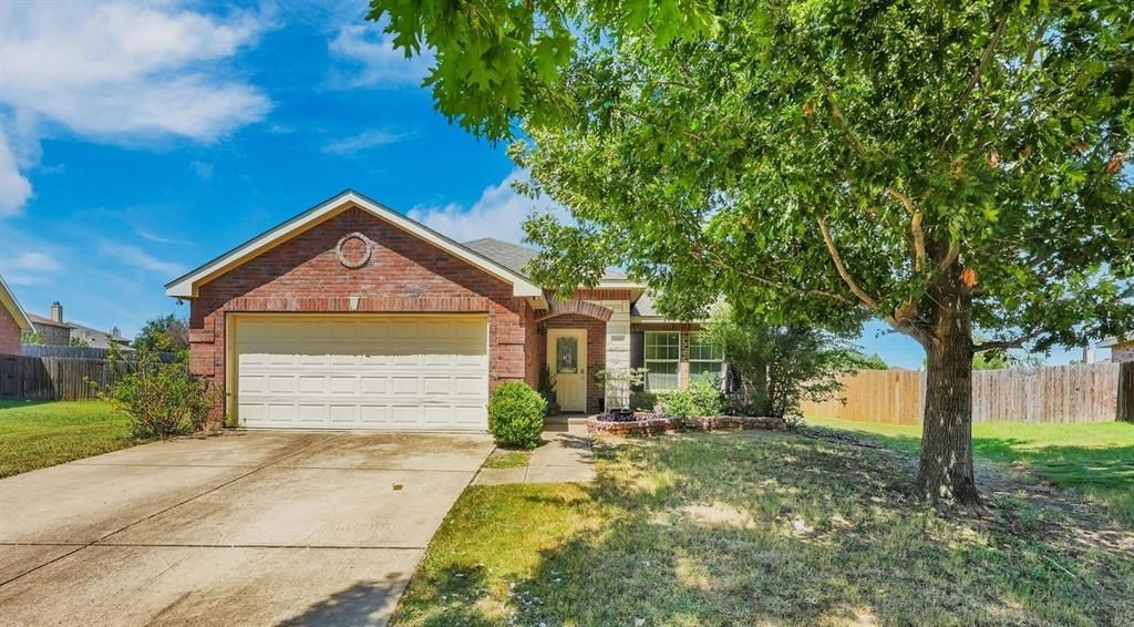 700 White Fields Way, Arlington, TX 76002 Main Photo