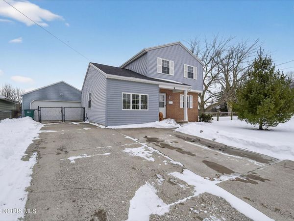 35 Santus Drive, Rossford, OH 43460