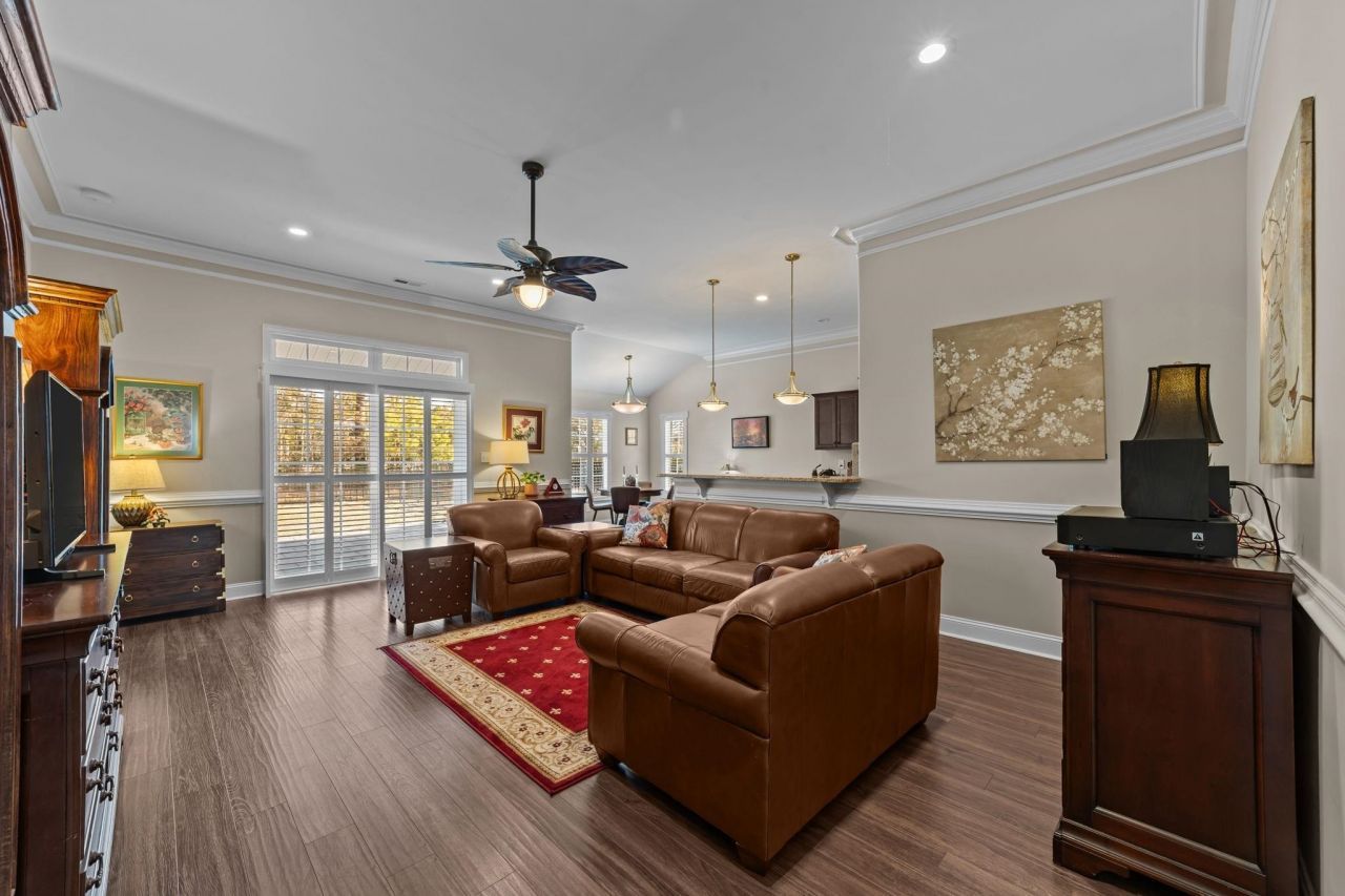 183 Ecum Secum Pl. Photo 4