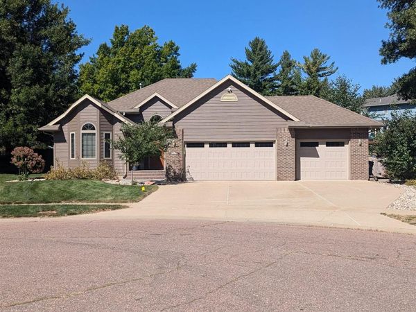 3500 E Apple Blossom Cir, Sioux Falls, SD 57103