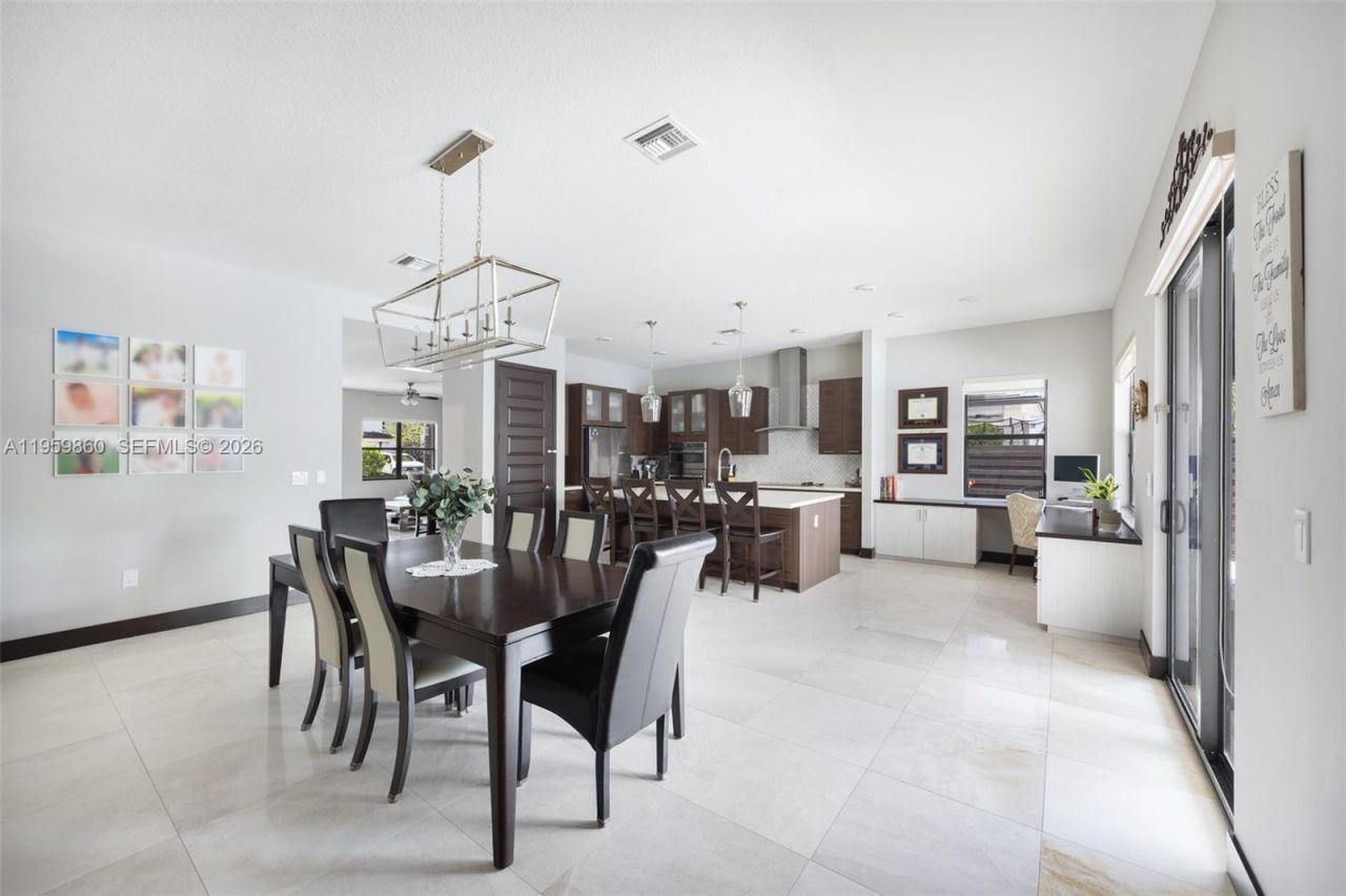 8811 NW 154th Ter, Miami Lakes, FL 33018 Photo