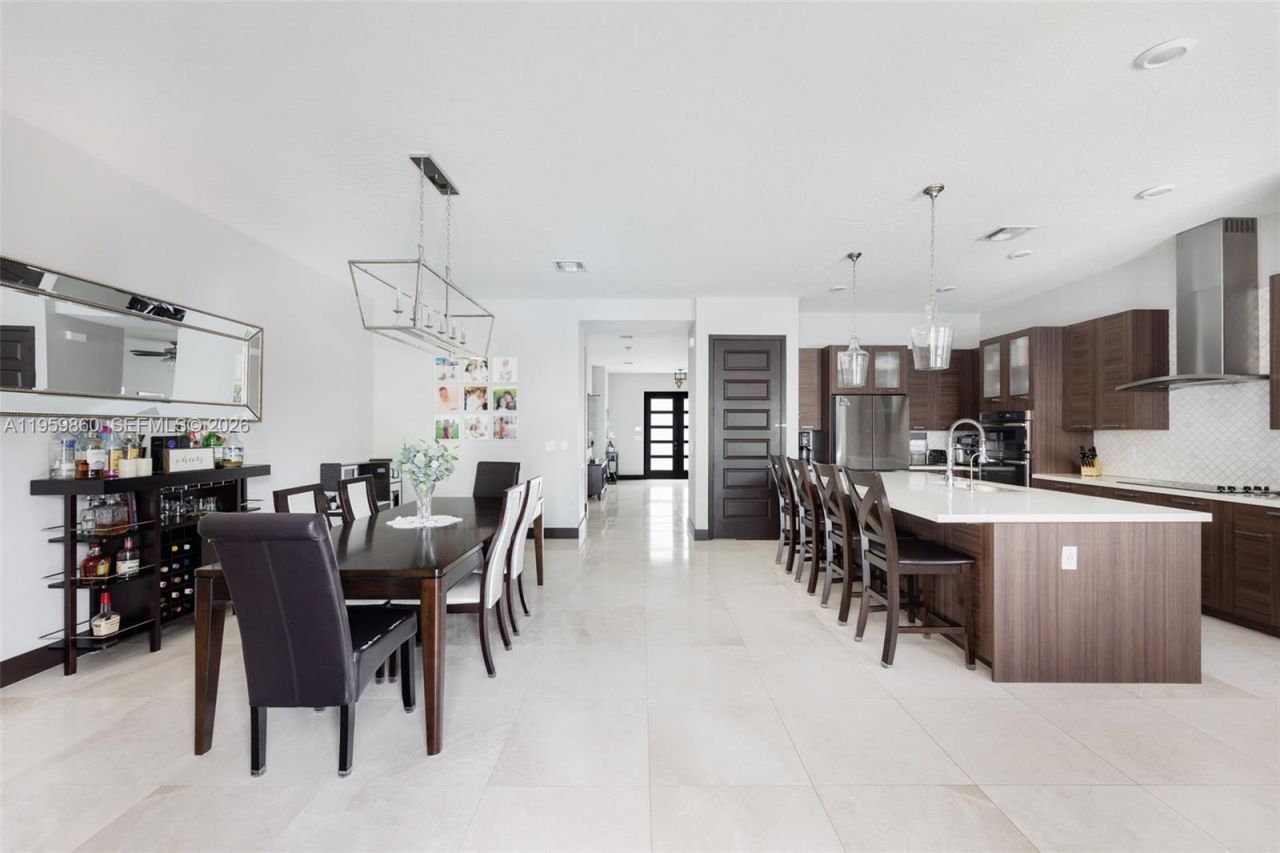 8811 NW 154th Ter, Miami Lakes, FL 33018 Photo