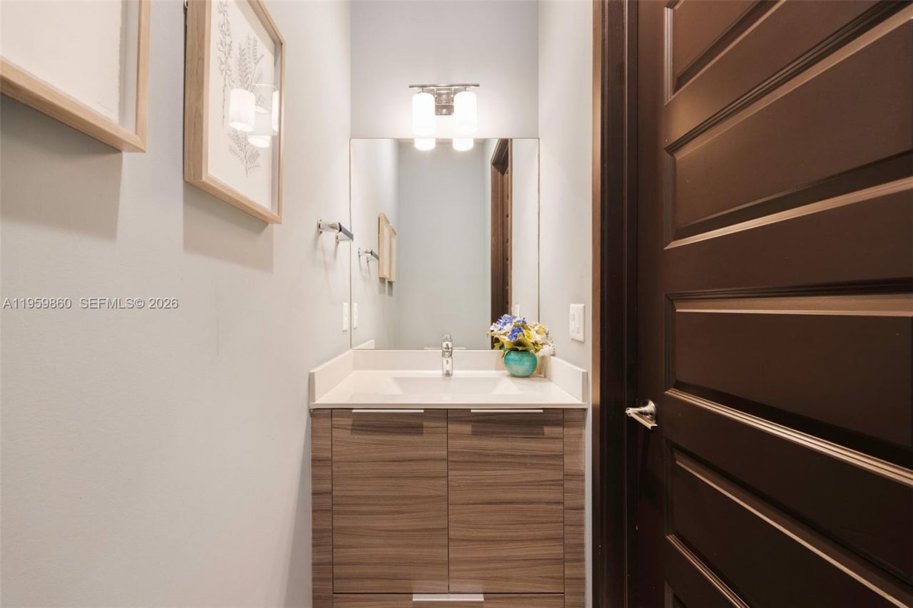 8811 NW 154th Ter, Miami Lakes, FL 33018 Photo