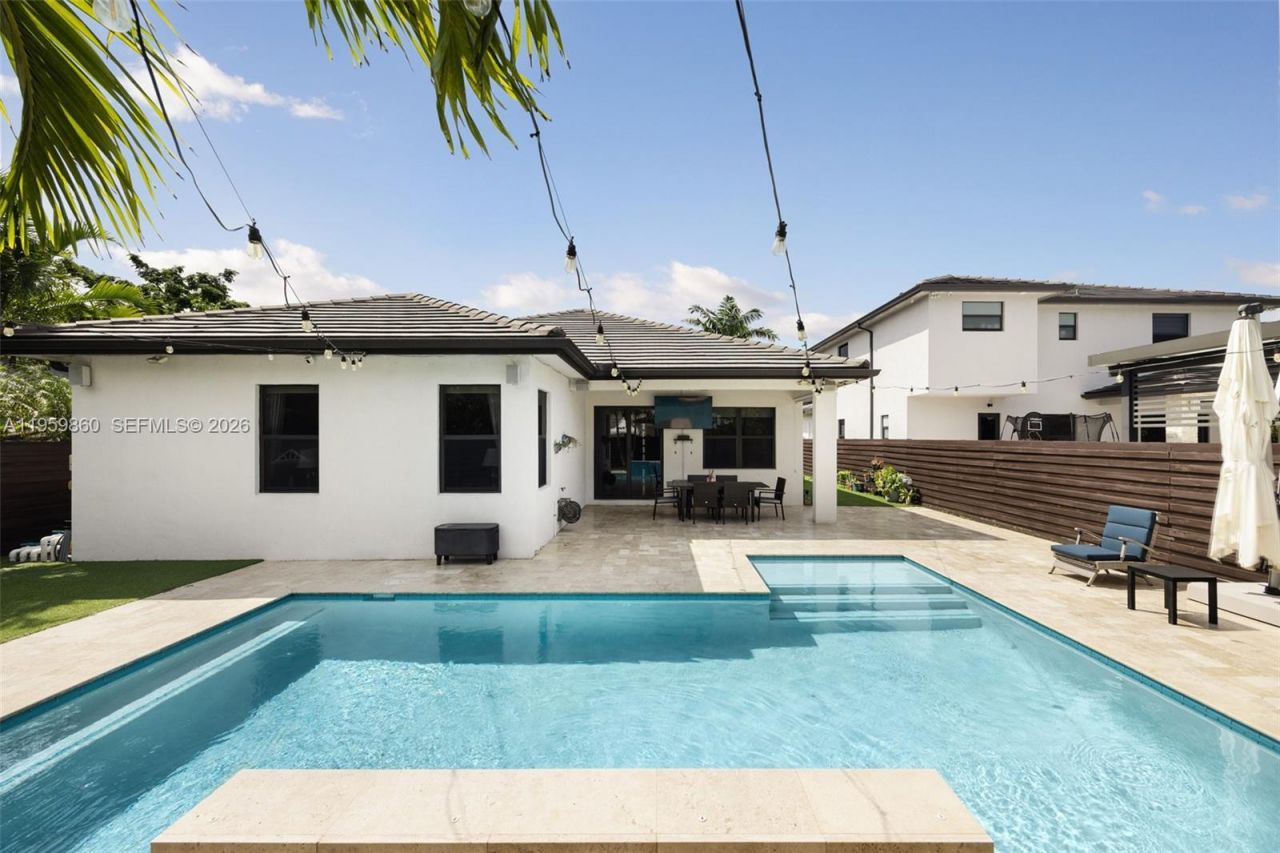 8811 NW 154th Ter, Miami Lakes, FL 33018 Photo