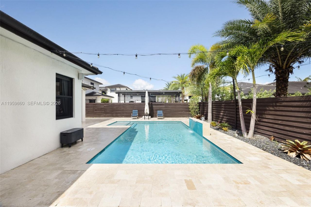 8811 NW 154th Ter, Miami Lakes, FL 33018 Photo