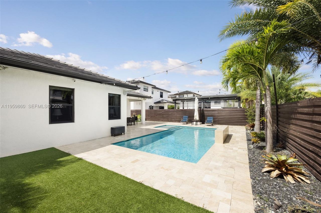 8811 NW 154th Ter, Miami Lakes, FL 33018 Photo