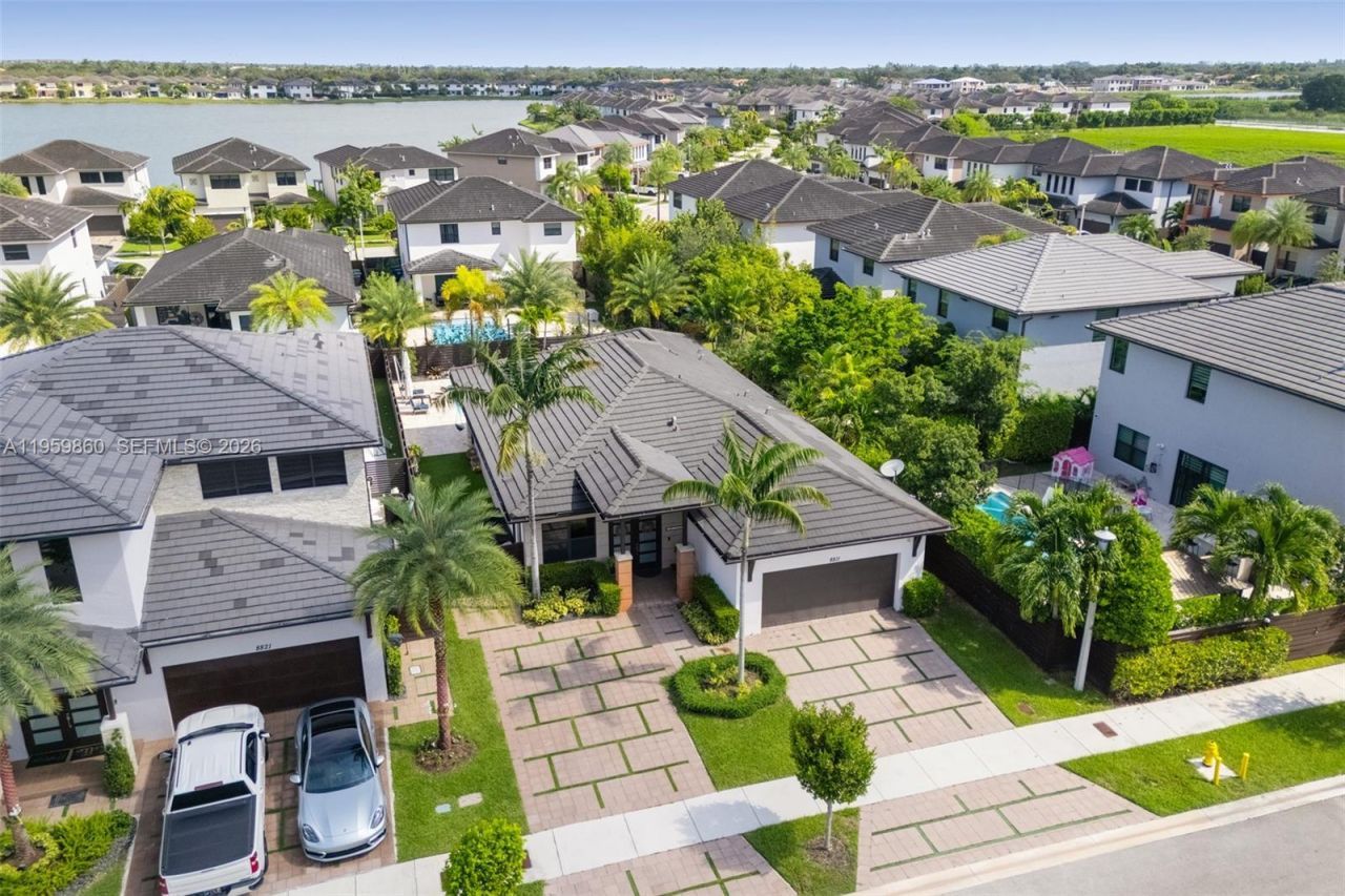 8811 NW 154th Ter, Miami Lakes, FL 33018 Photo