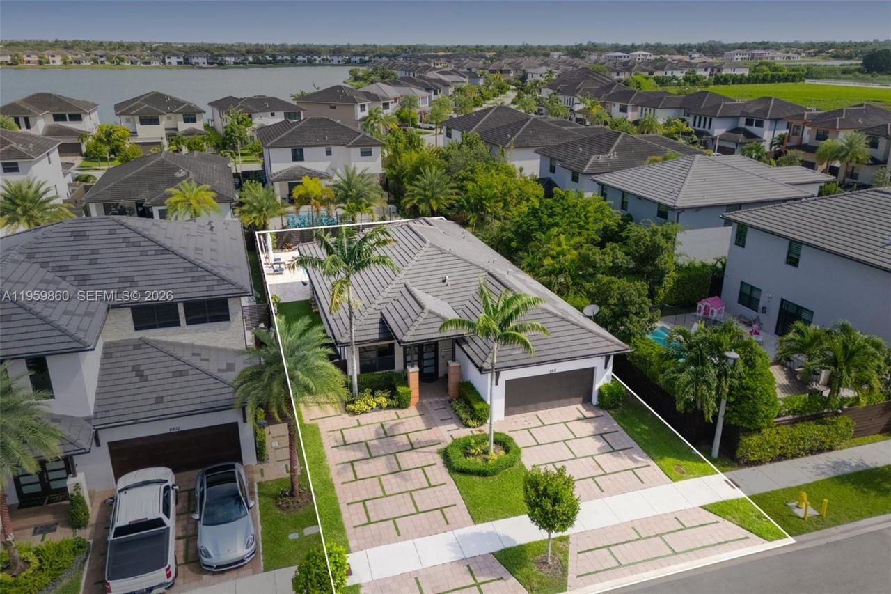 8811 NW 154th Ter, Miami Lakes, FL 33018 Photo