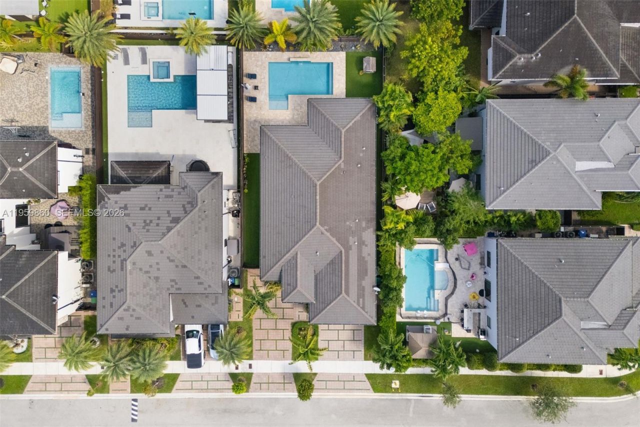 8811 NW 154th Ter, Miami Lakes, FL 33018 Photo