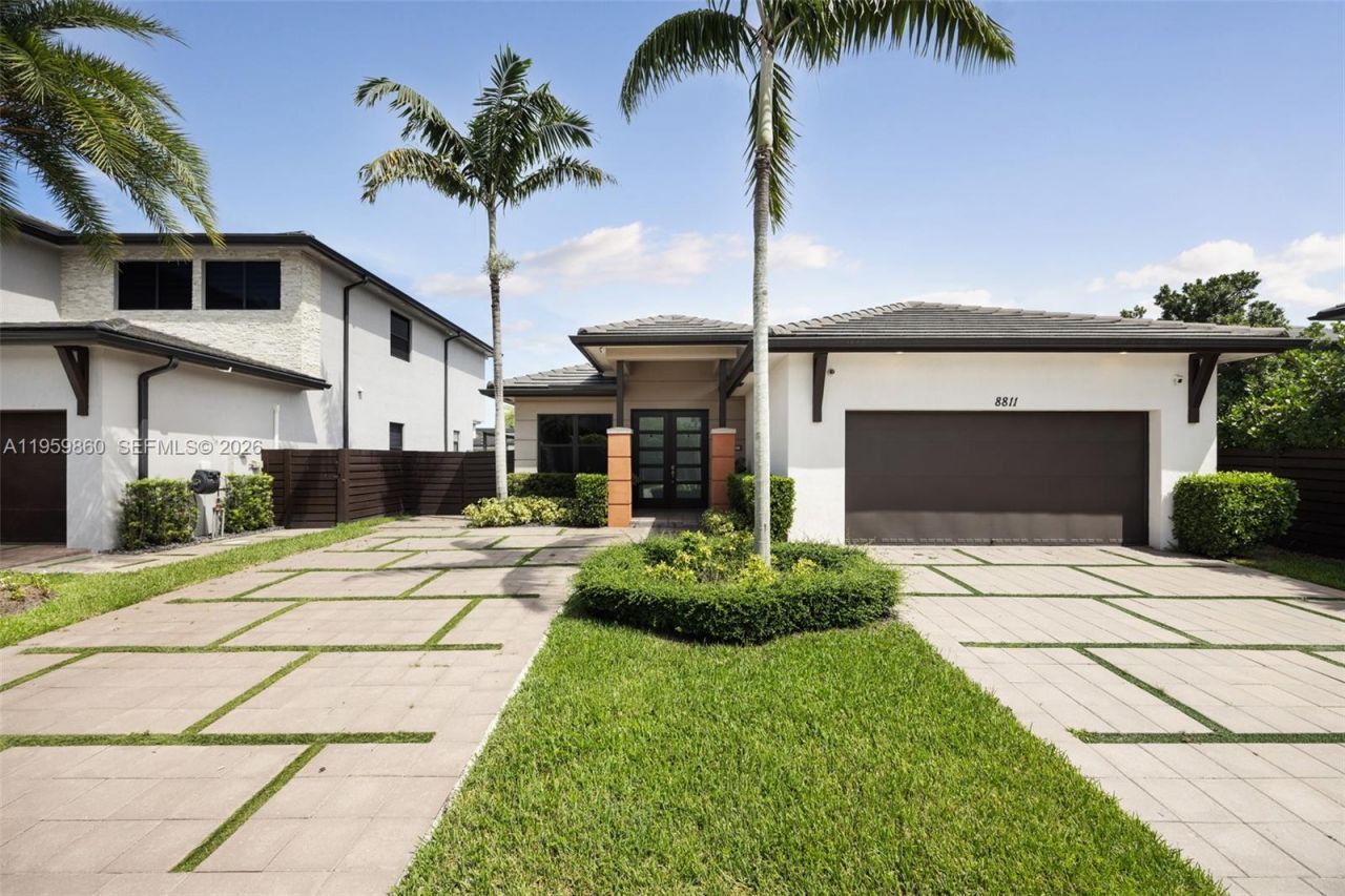 8811 NW 154th Ter, Miami Lakes, FL 33018 Photo