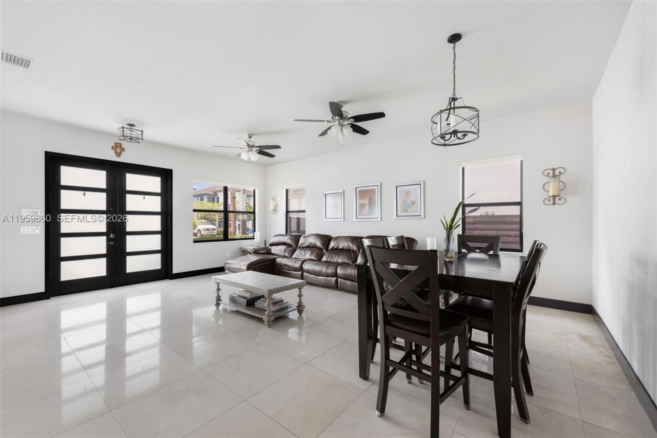 8811 NW 154th Ter, Miami Lakes, FL 33018 Photo